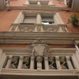 Foto 10. Un�altra palazzina dello stesso colore, anche se pi� semplice, presenta particolari decori che intercorrono fra una stanza e l�altra: foglie, fiori e colonnine in pietra donano importanza alla semplicit� del prospetto 